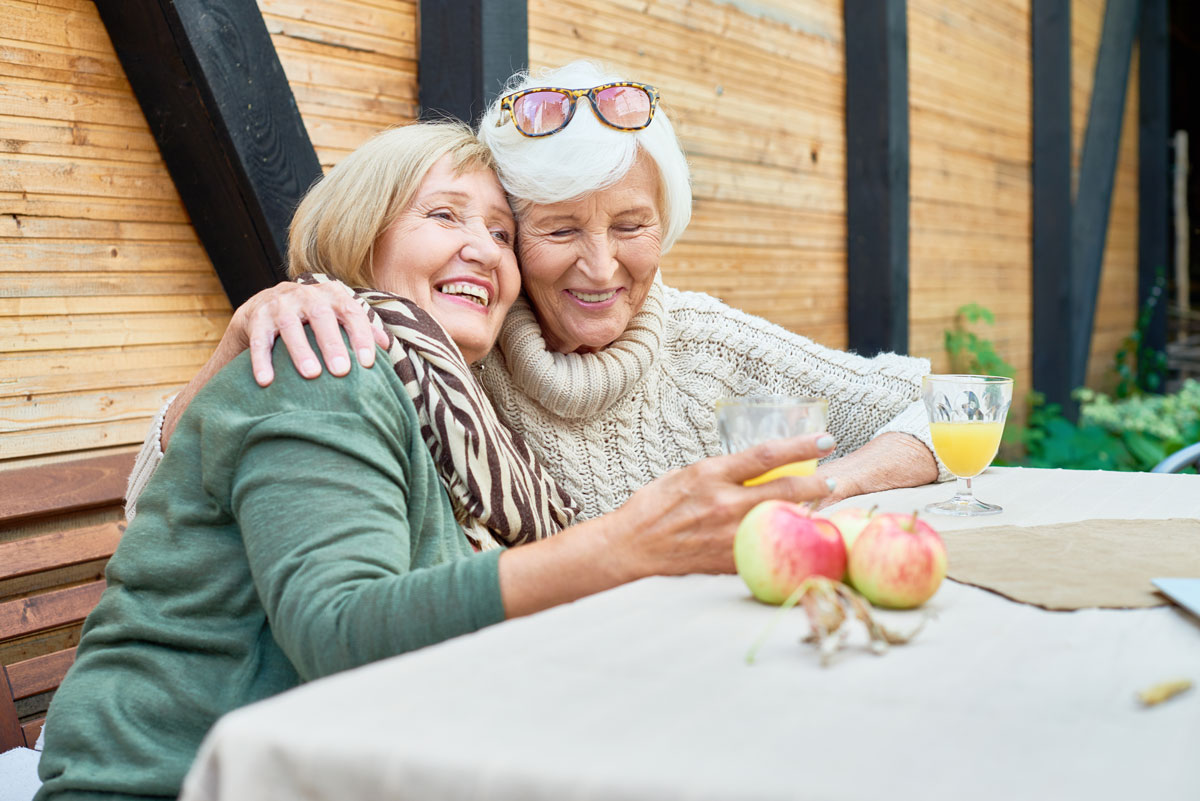 Everlan of Louisville | Seniors laughing together at brunch